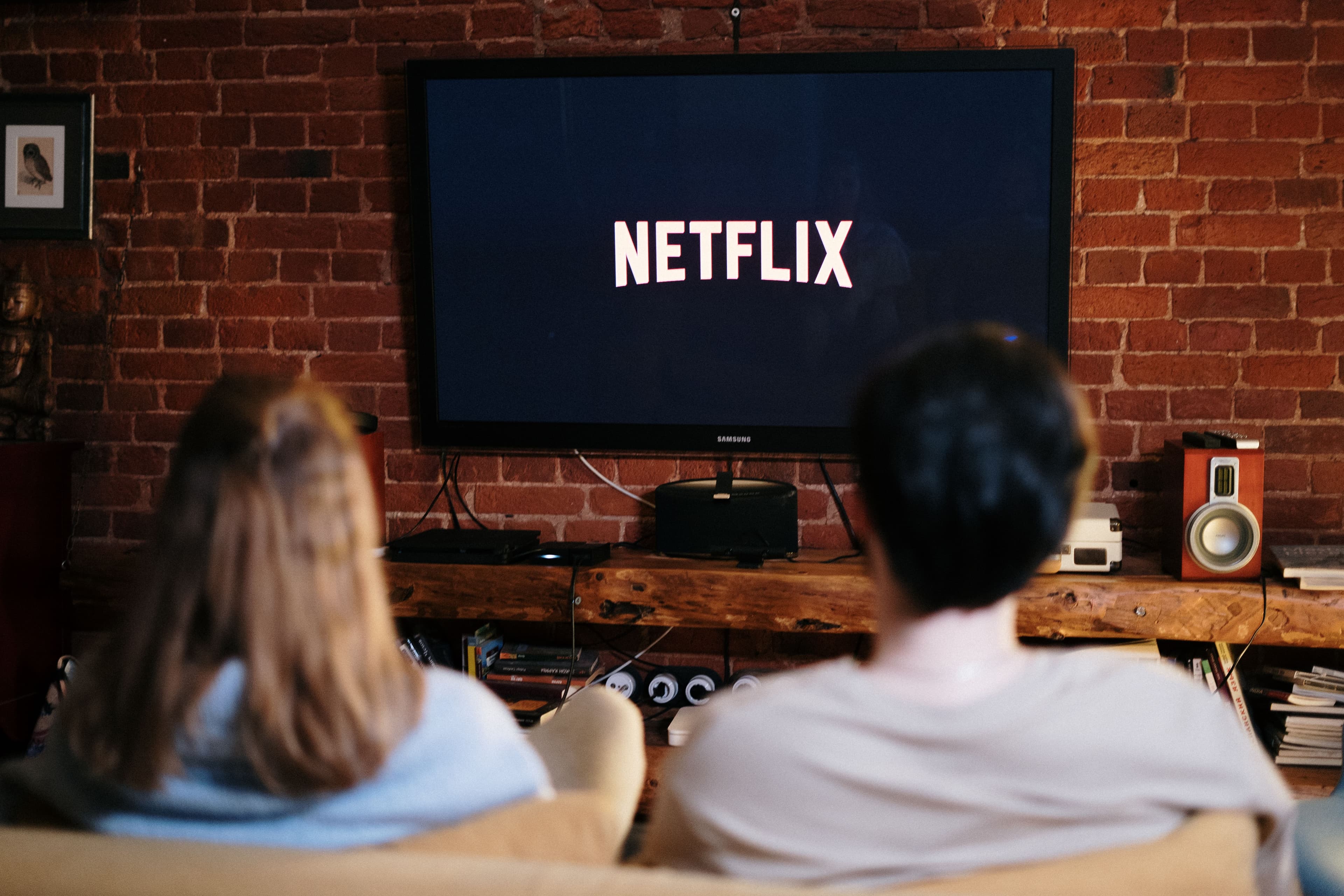Multiple TVs and devices streaming high-quality IPTV in a home environment